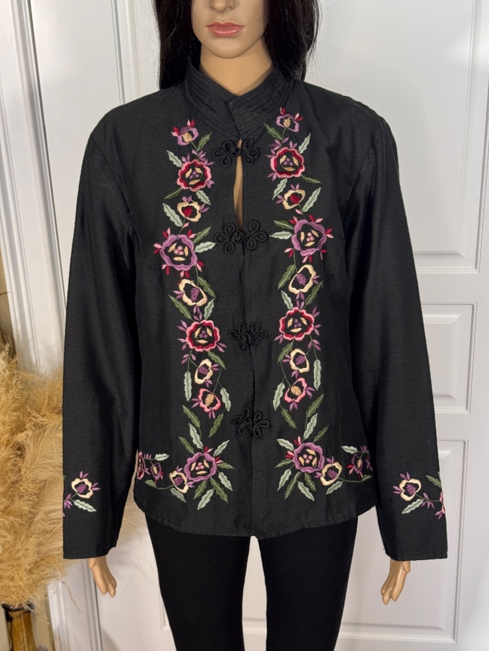 UNITS DECORATIVE FLORAL EMBROIDERY BLACK LONG SLEEVE TOP SIZE LARGE